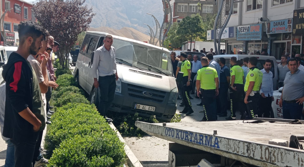 Lastiği patladı! Ağaca çarparak durabildi